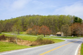 roadway-and-landscapes-on-the-blue-ridge-parkway-virginia.jpg